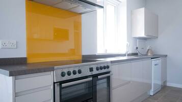 Dishwasher, cookware/dishes/utensils