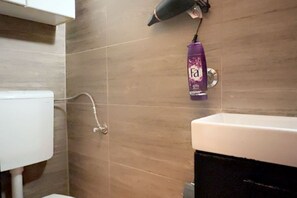Shower, shampoo