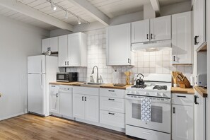 Réfrigérateur, four à micro-ondes, un four, surface de cuisson