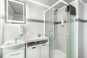Shower, free toiletries, hair dryer, towels - Apartment 'Klein Frankreich' with Mountain View, Private Terrace and Wi-Fi (Bad Endbach)