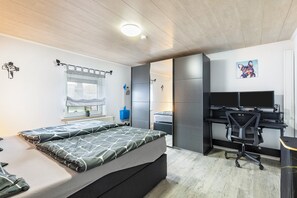 1 bedroom, desk, iron/ironing board, WiFi - Apartment 'Klein Frankreich' with Mountain View, Private Terrace and Wi-Fi (Bad Endbach)