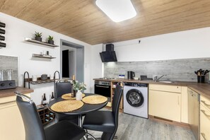 Een koelkast, een magnetron, een oven, een kookplaat