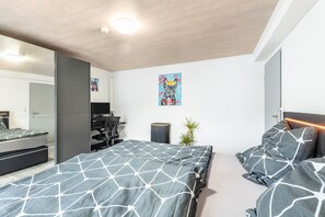 Iron/ironing board, WiFi, bed sheets