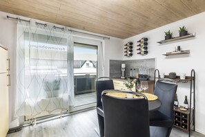Dining - Apartment 'Klein Frankreich' with Mountain View, Private Terrace and Wi-Fi (Bad Endbach)