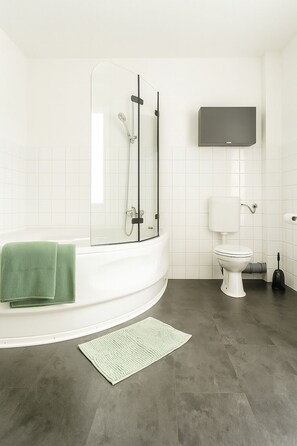 Sèche-cheveux, serviettes fournies, papier toilette