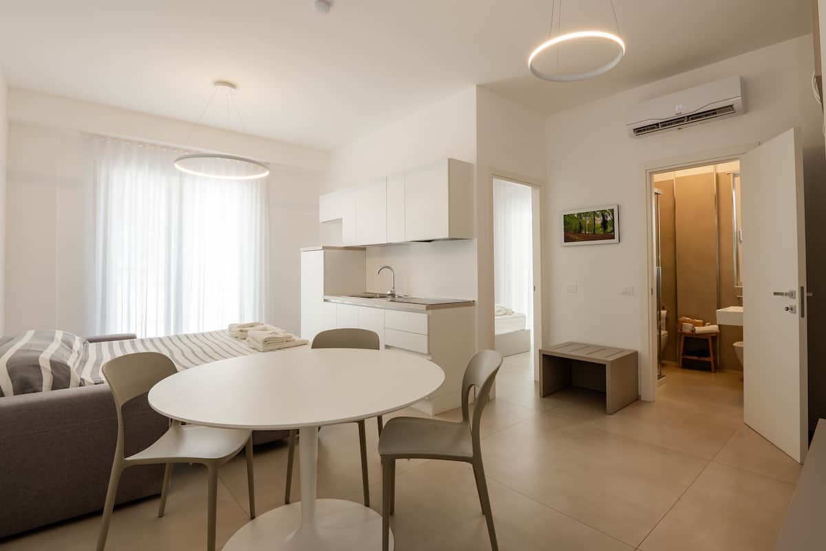 Deluxe appartement, terras, uitzicht op de stad | Woonruimte | Flatscreentelevisie