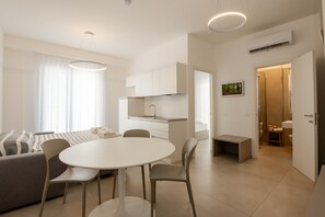 Apartamento Deluxe, patio, vistas a la ciudad | Zona de estar