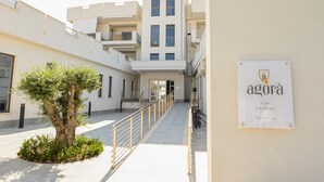 A modern building with a sign reading "agora rooms apartments". - Agorà Vieste Rooms & Apartments (Vieste)