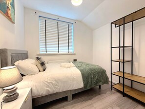 3 عدّة غرف نوم ومكتب ومكواة/لوح كي وسرير سفر