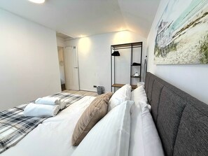 3 makuuhuonetta, työpöytä, silitysrauta/-lauta, vauvan matkasänky