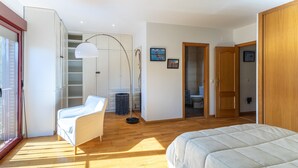Une chambre à coucher comprenant un lit, une chaise, une armoire, un placard et une fenêtre.