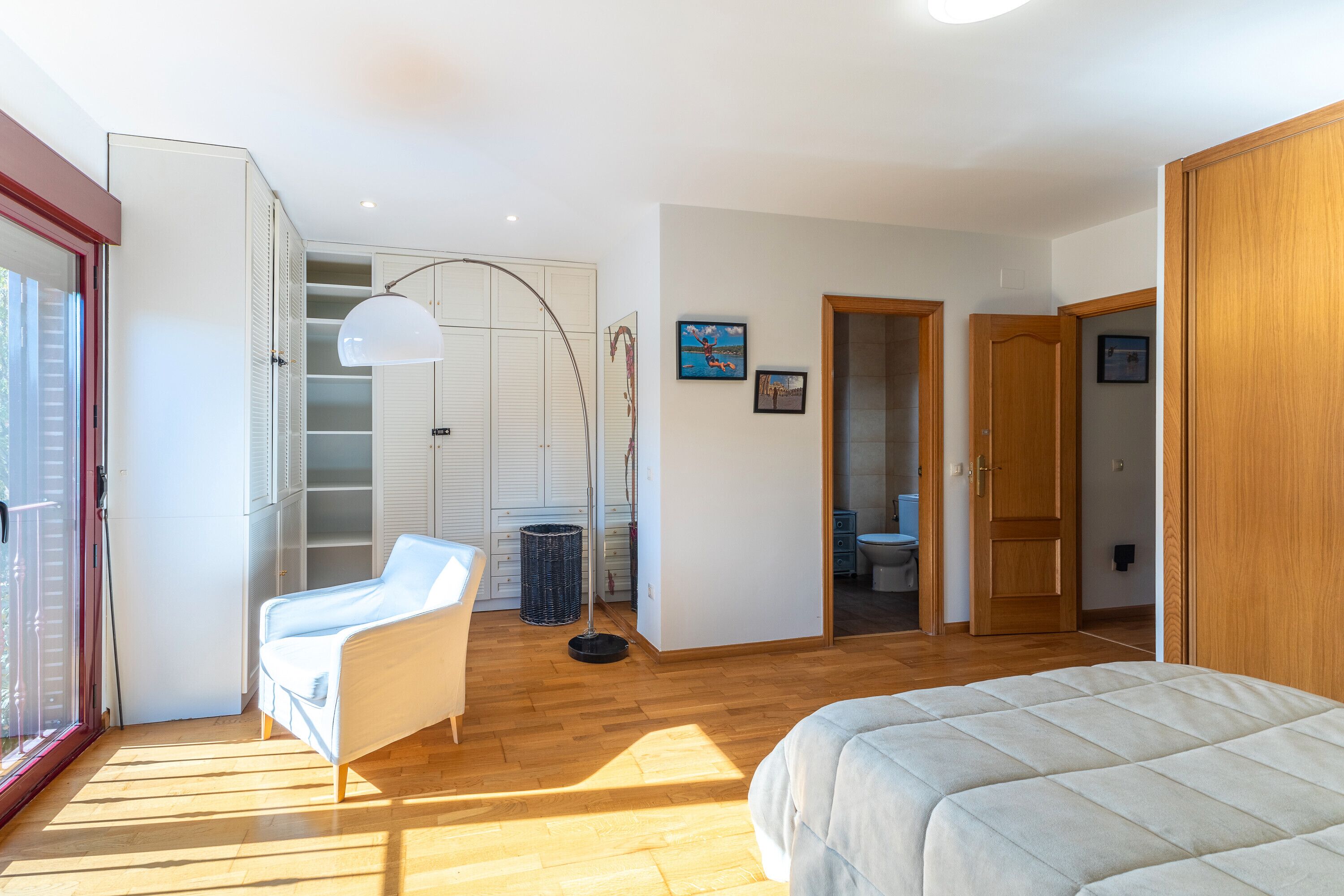 4 slaapkamers, een strijkplank/strijkijzer, wifi, beddengoed