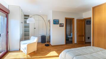 4 dormitoris, planxa i posts de planxar, wifi i roba de llit