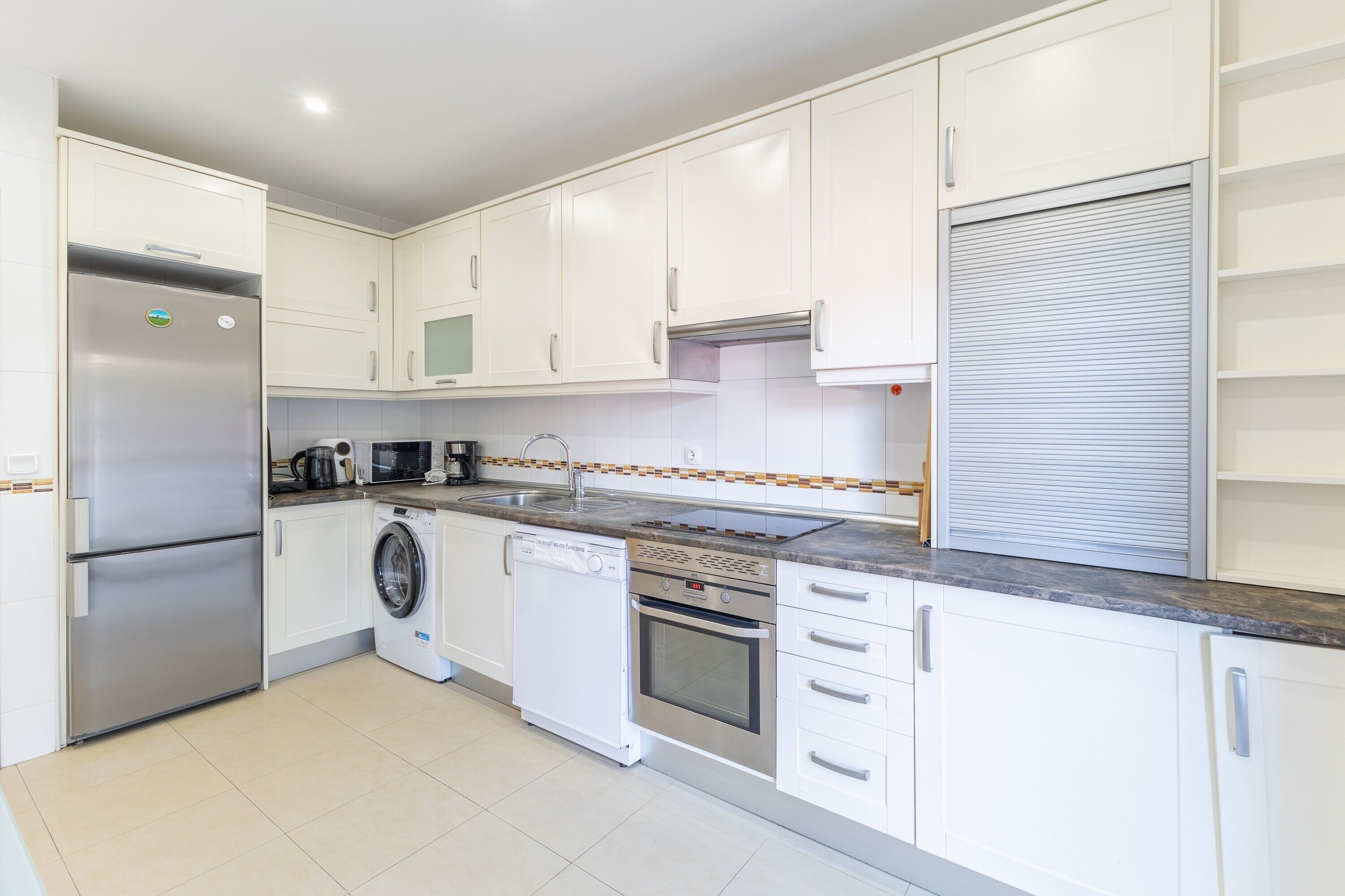 雪櫃、微波爐、焗爐、爐具