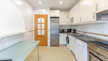 Frigorífico, microondas, horno y placa de cocina