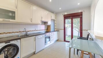 Frigorífic, microones, forn i placa de cuina