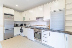 Frigorífico, microondas, horno y placa de cocina