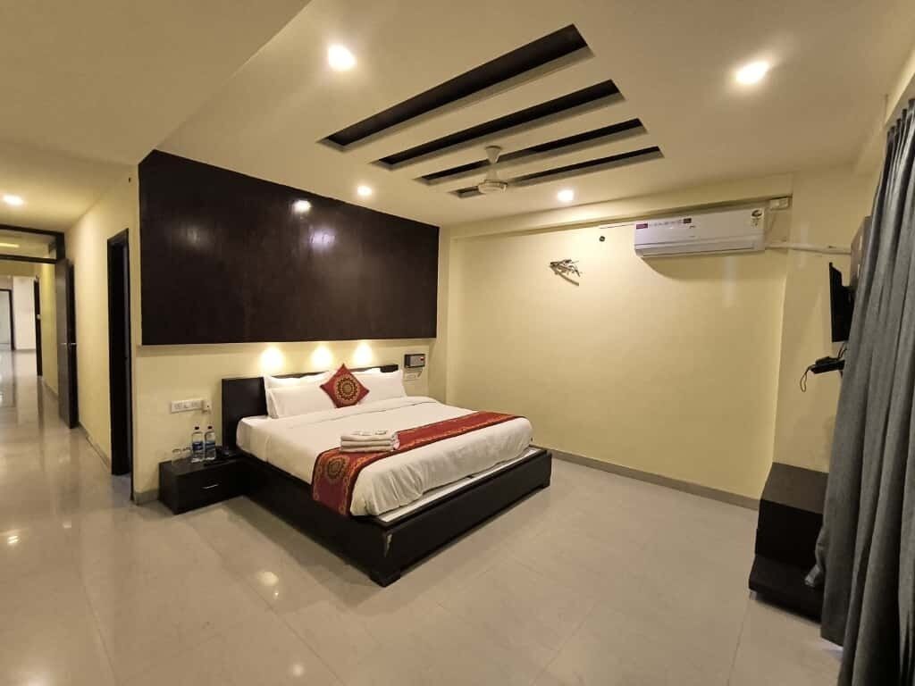 Suite | Desk, free WiFi