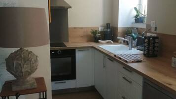 Classic Cottage, Balcony | Private kitchen