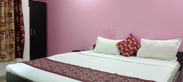 Habitación Deluxe | Camas supletorias, wifi gratis, ropa de cama
