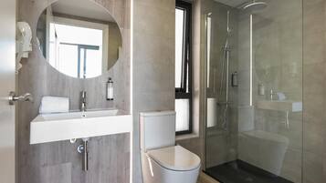 Een douche, een haardroger, handdoeken, zeep