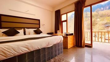 Habitación triple Confort, patio | Escritorio, espacio para trabajar con laptop y wifi gratis