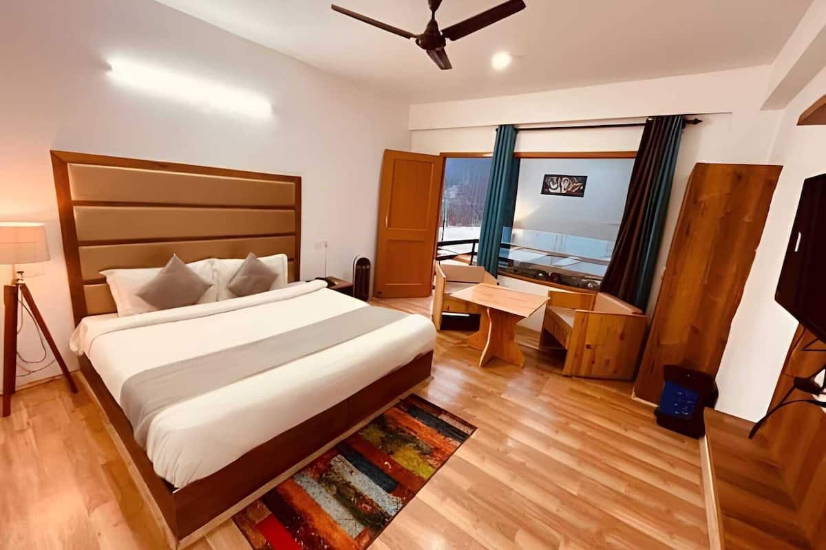 Luxury Double Room, Patio | Desk, laptop workspace, free WiFi