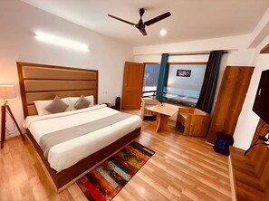 Luxury-Doppelzimmer, Terrasse | Schreibtisch, laptopgeeigneter Arbeitsplatz, kostenloses WLAN