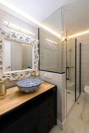 Shower - (PDA2BI) LUXURY, DESIGNER, HISTORIC LOFT, BRAND NEW! (Madrid)