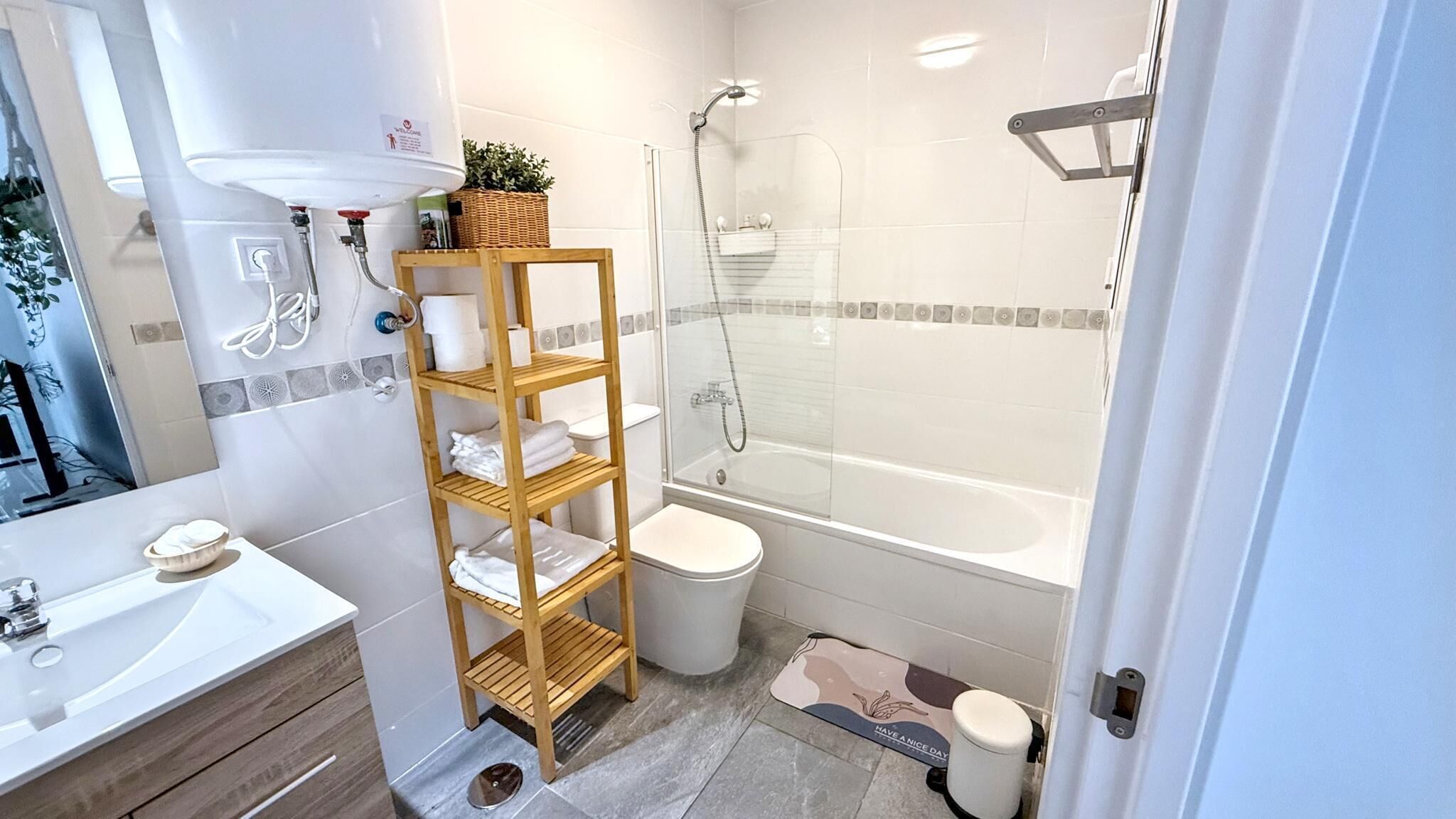 Hårføner, håndklær, såpe og toalettpapir