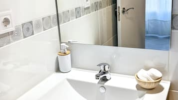 Haartrockner, Handtücher, Seife, Toilettenpapier