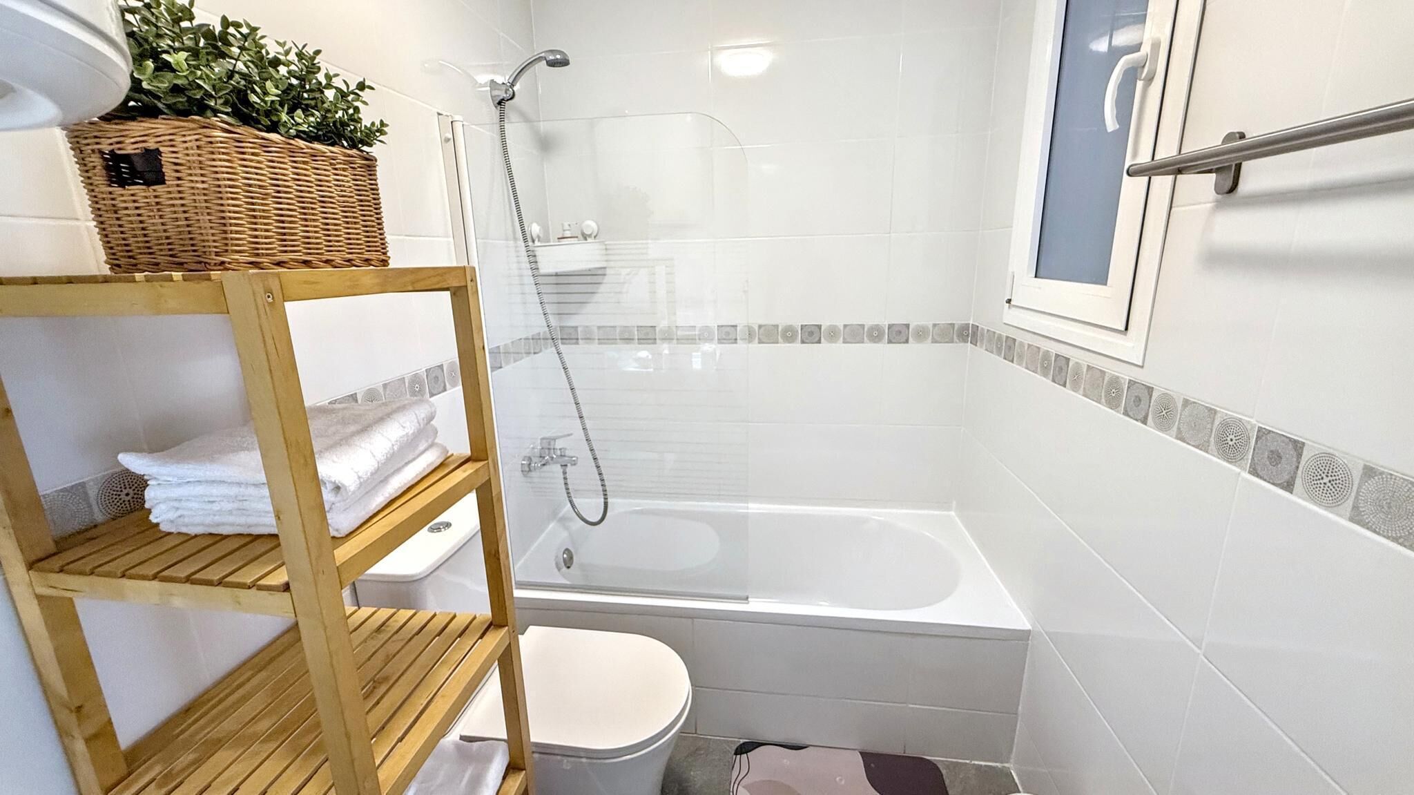 Hiustenkuivaaja, pyyhkeet, saippua, vessapaperi