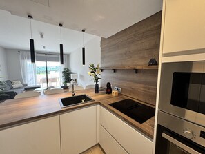 ثلاجة، ميكروويف، فرن، غسالة أطباق