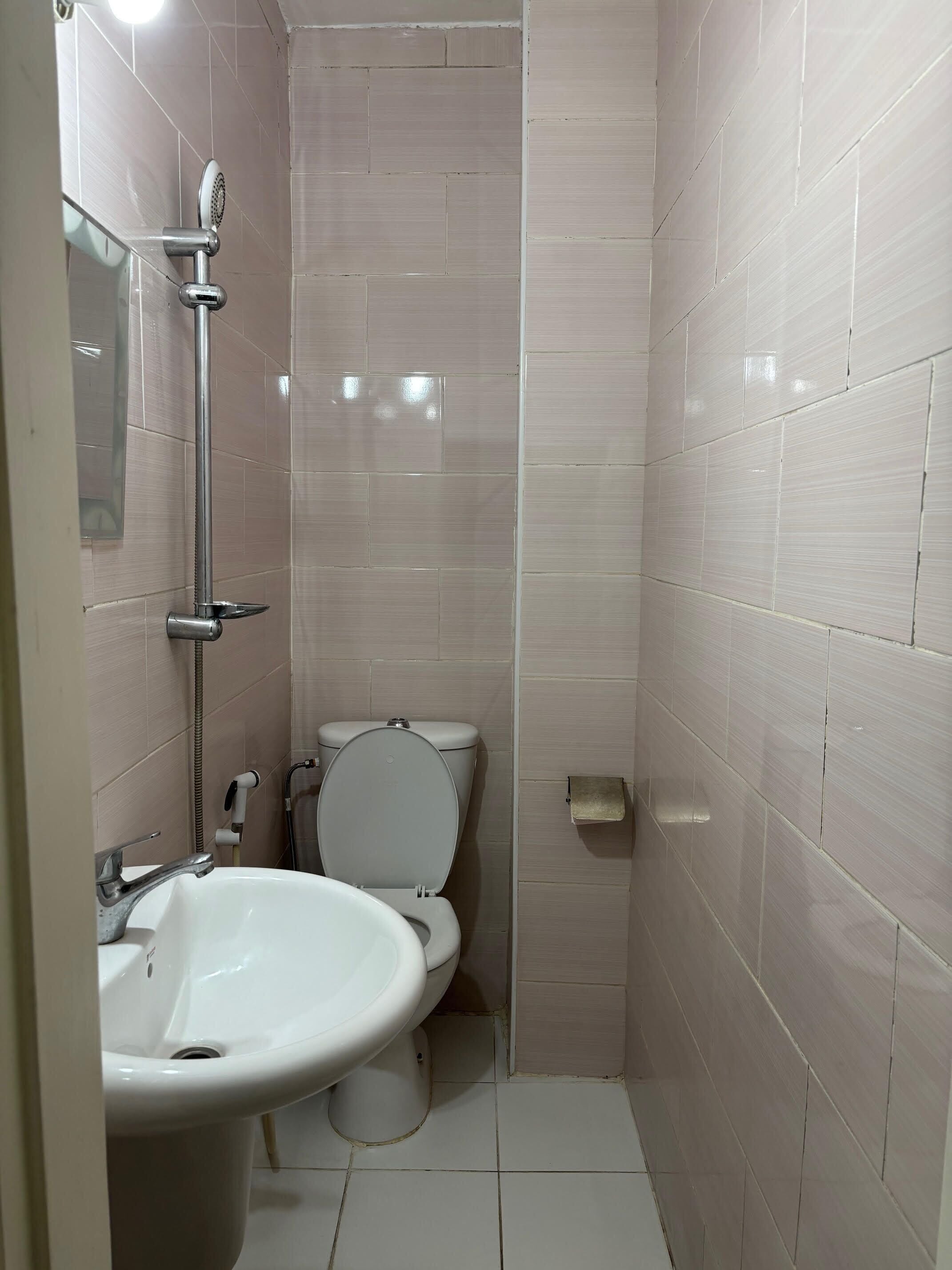 Badkar/dusch, handdukar, tvål och toalettpapper