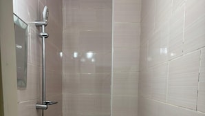 Un baño pequeño y moderno con inodoro, bidé y lavamanos.