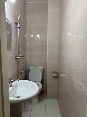 Ducha y bañera combinadas, toallas, jabón y papel higiénico