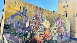 Un mural colorido con diseños florales en una pared.