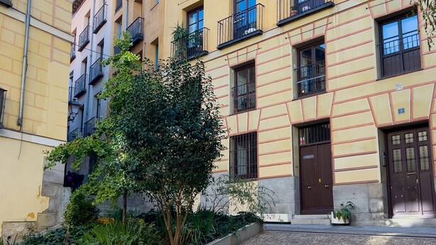 A multi-story building with balconies, a stone-paved courtyard, and a tree. - M Pda2bi Loft DE Lujo DE Dise O Hist Rico A ES (Madrid)