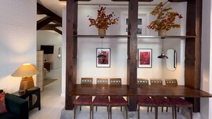 A dining area with a wooden table and chairs, a lamp, and artwork on the walls. - M Pda2bi Loft DE Lujo DE Dise O Hist Rico A ES (Madrid)