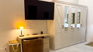 A modern room with a desk, a television mounted above it, a wardrobe, and a small seating area. - M Pda2bi Loft DE Lujo DE Dise O Hist Rico A ES (Madrid)