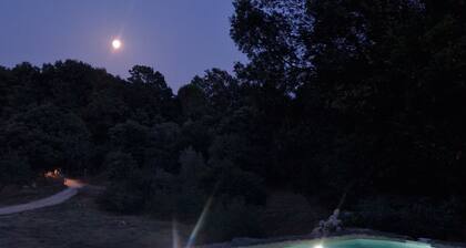 Old farmhouse with pool, only 45 minutes from Rome and 15 minutes from the sea