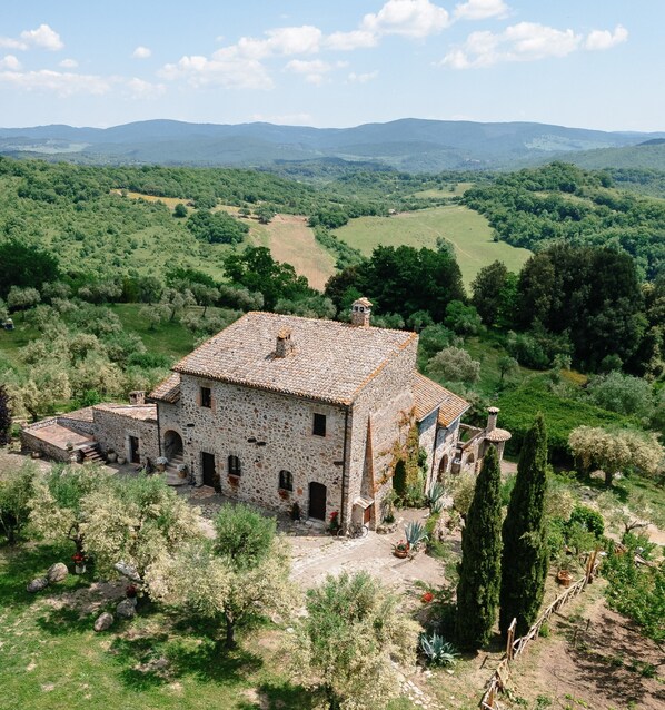 Exterior - Old farmhouse with pool, only 45 minutes from Rome and 15 minutes from the sea (Tolfa)