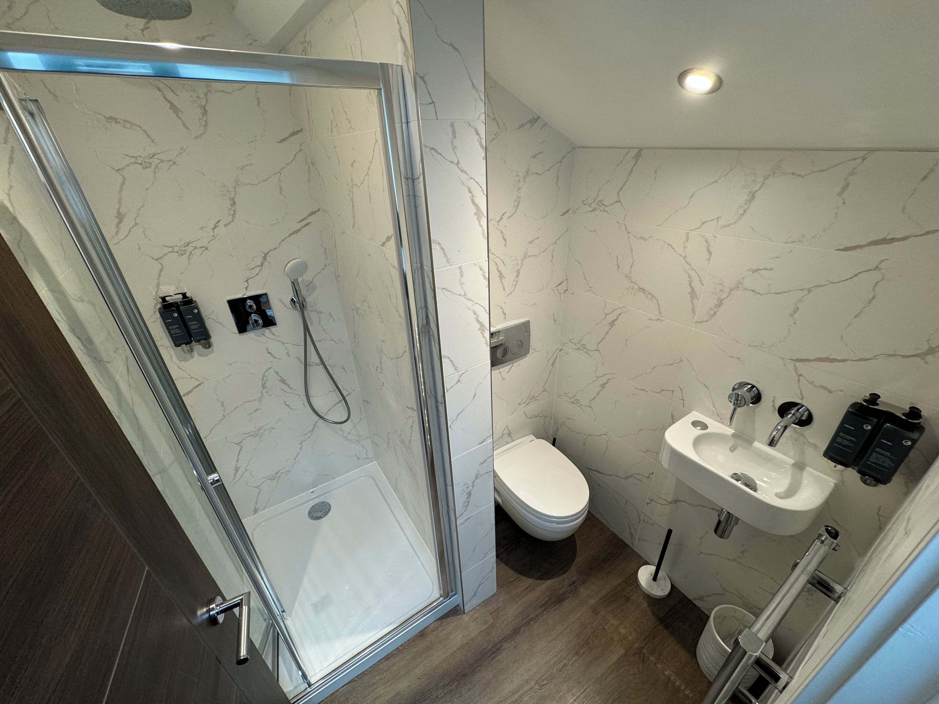 Secadora de cabello, toallas, jabón, papel de baño 