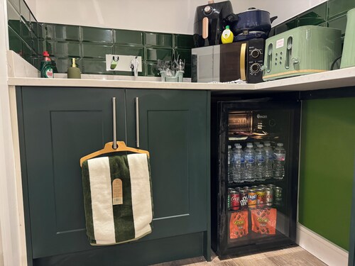 Southgate Penthouse Apartment - Free WiFi - Private Parking - 2 Min M62