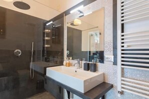 Shower, hair dryer, bidet, towels - Villa's apartment on the beach, swimming pool A/C (Palermo)