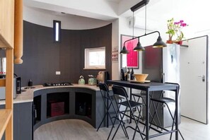 Four à micro-ondes, un four, surface de cuisson