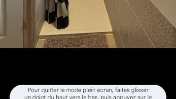 Douche, sĂšche-cheveux, serviettes fournies, papier toilette