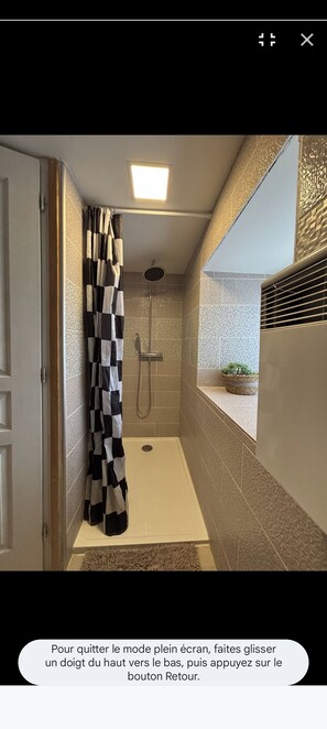 Bruser, hårtørrer, håndklæder, Toiletpapir