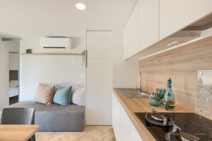 Réfrigérateur, four à micro-ondes, surface de cuisson, lave-vaisselle