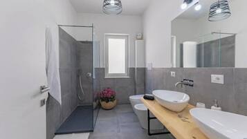 Doccia, asciugacapelli, bidet, asciugamani
